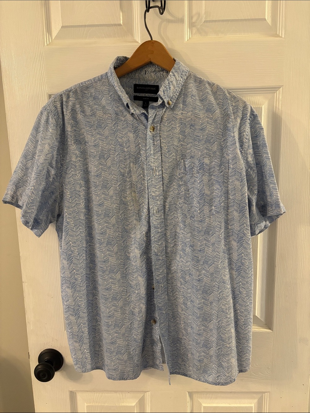 Banana Republic Men's Light Blue Short Sleeve Button-Down with Subtle Pattern